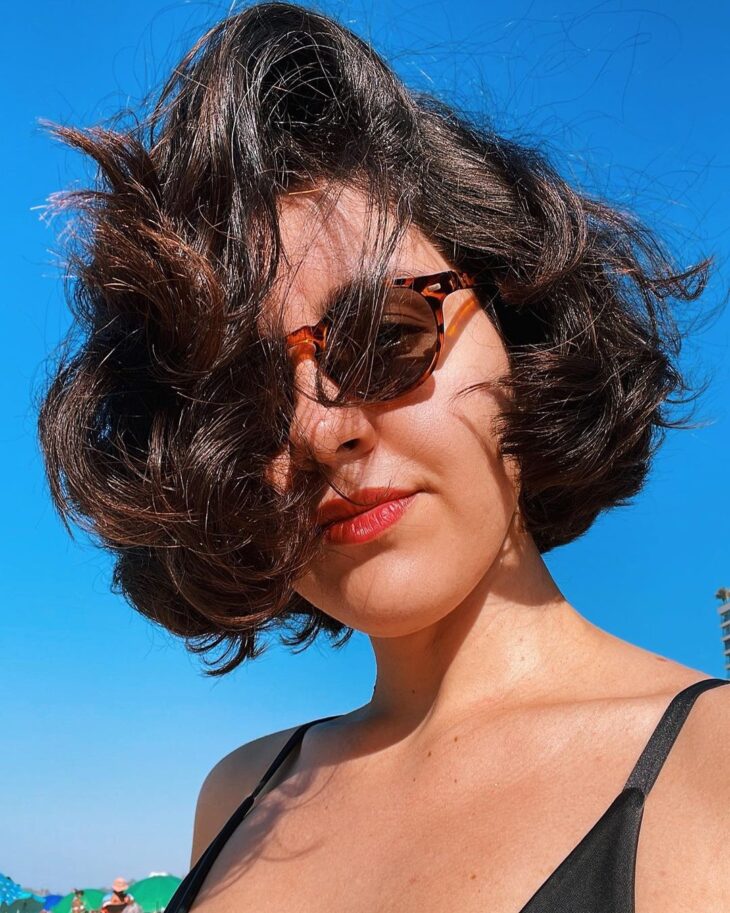 cabelo castanho escuro no sol