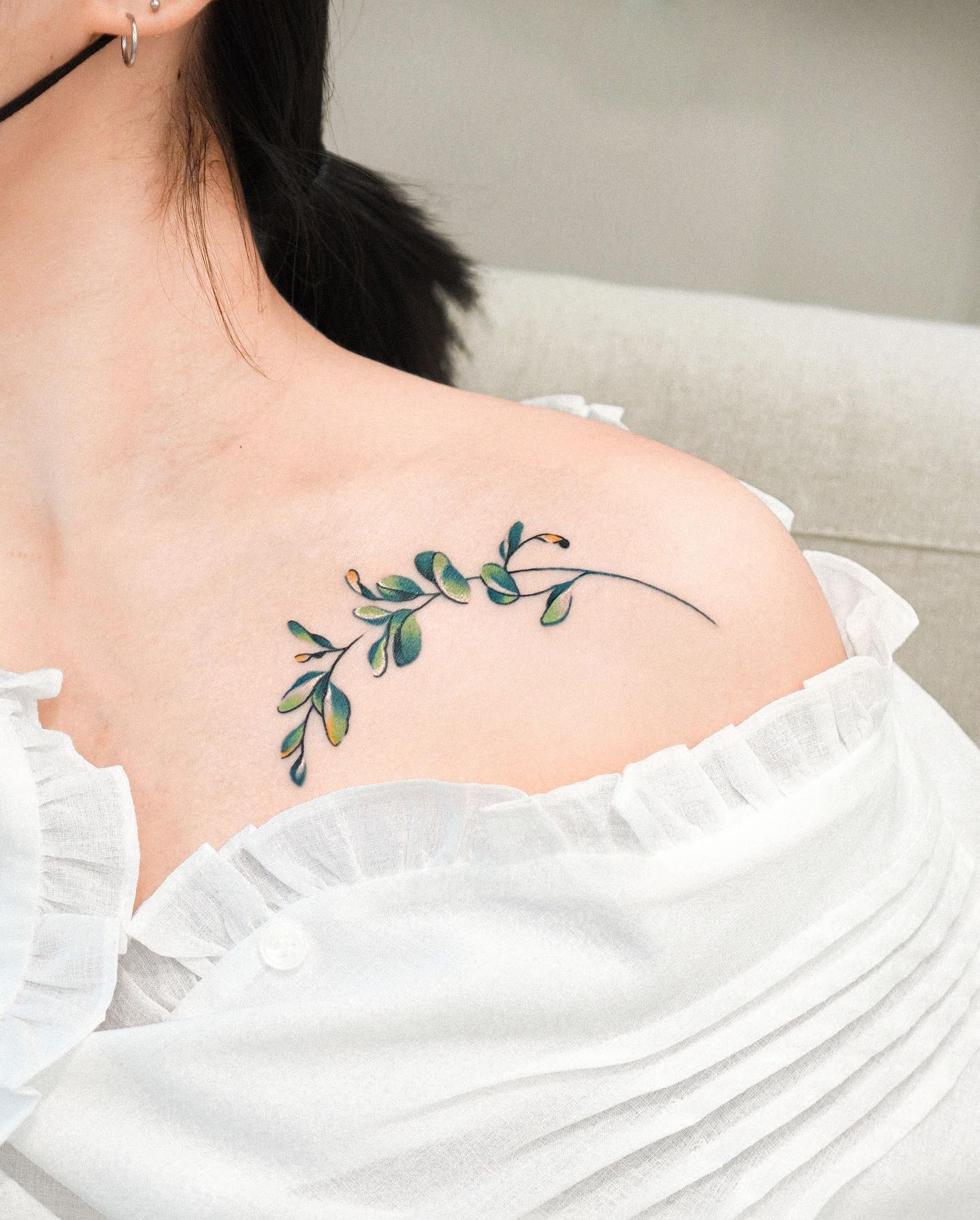 Tatuagem feminina delicada 100