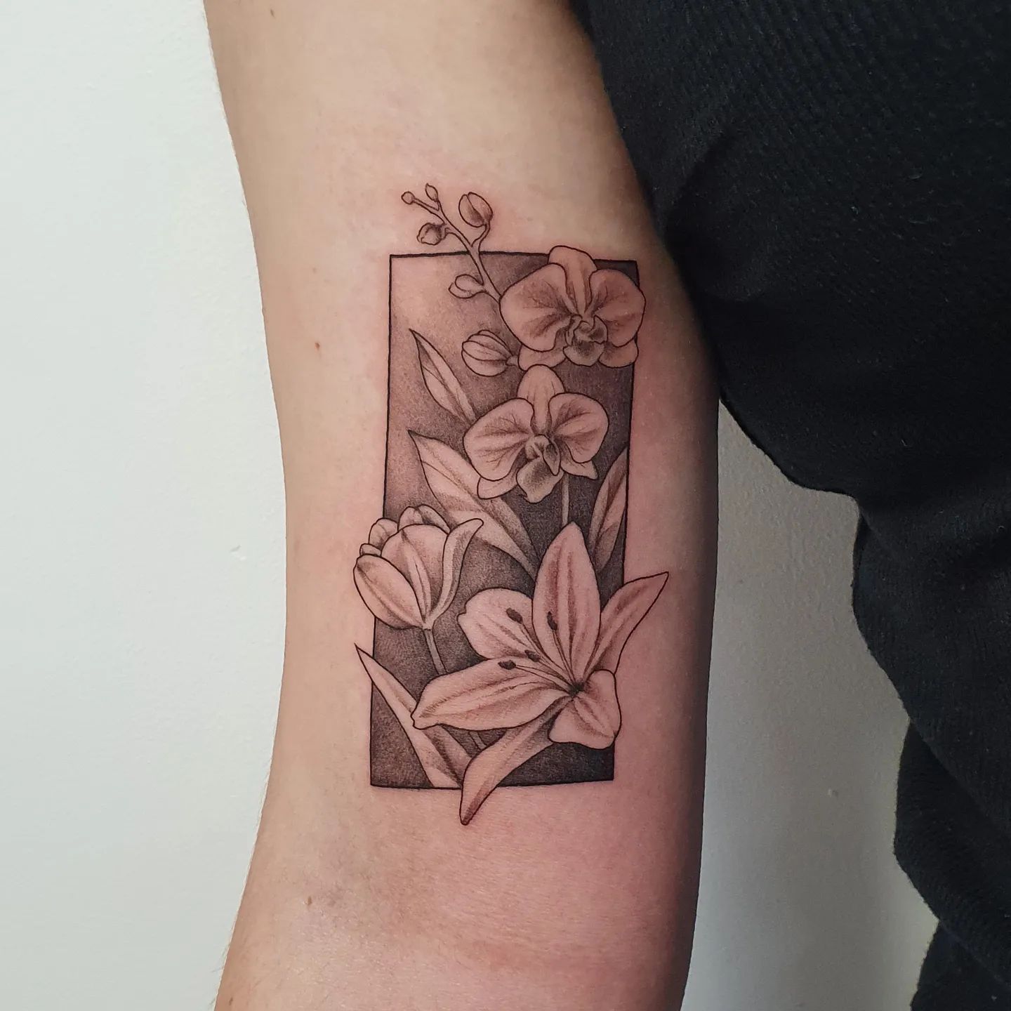 tatuagem de ramo de flores