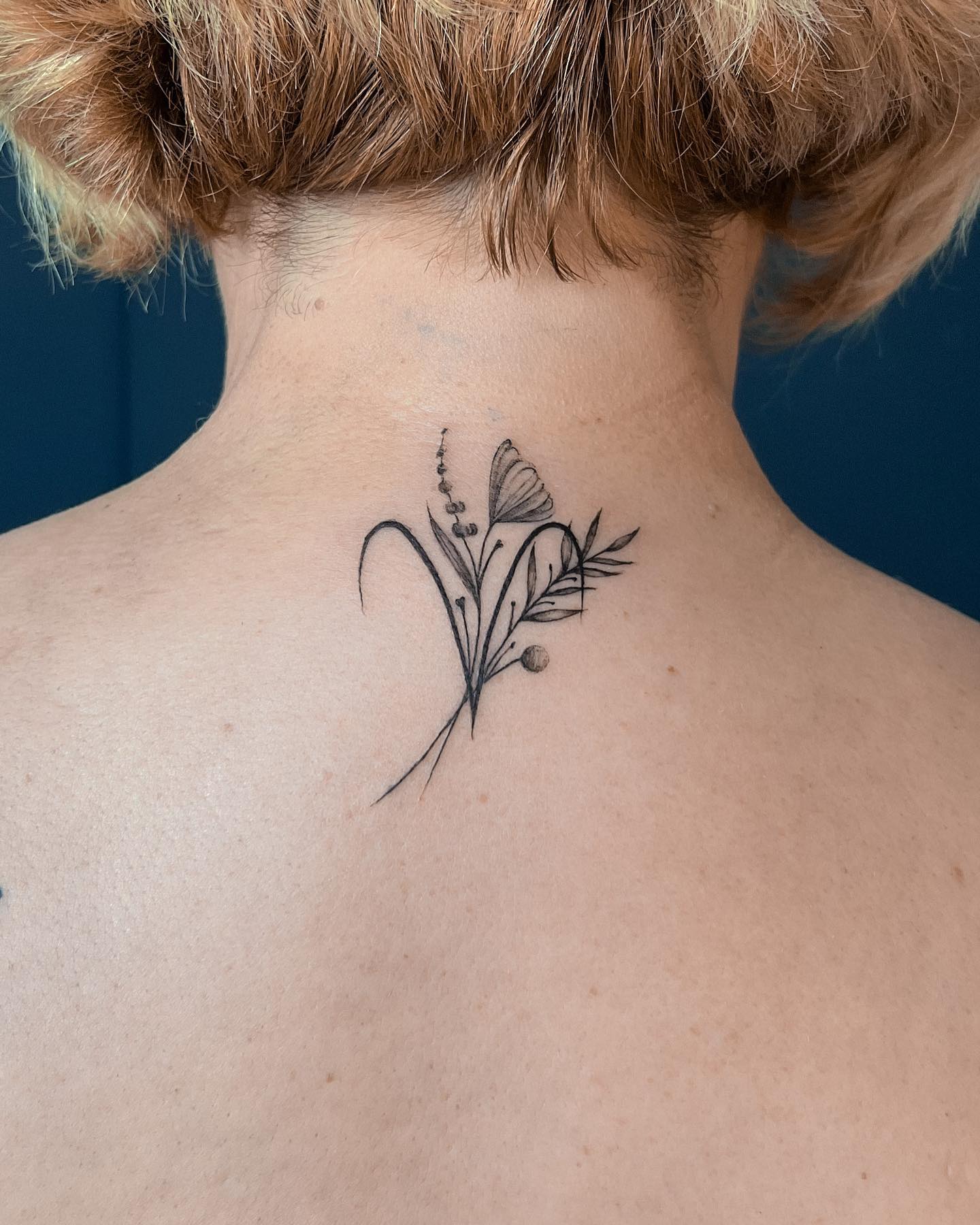 tatuagem feminina na orelha