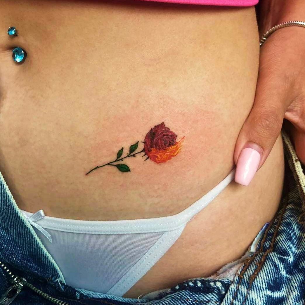 tatuagem feminina de rosa