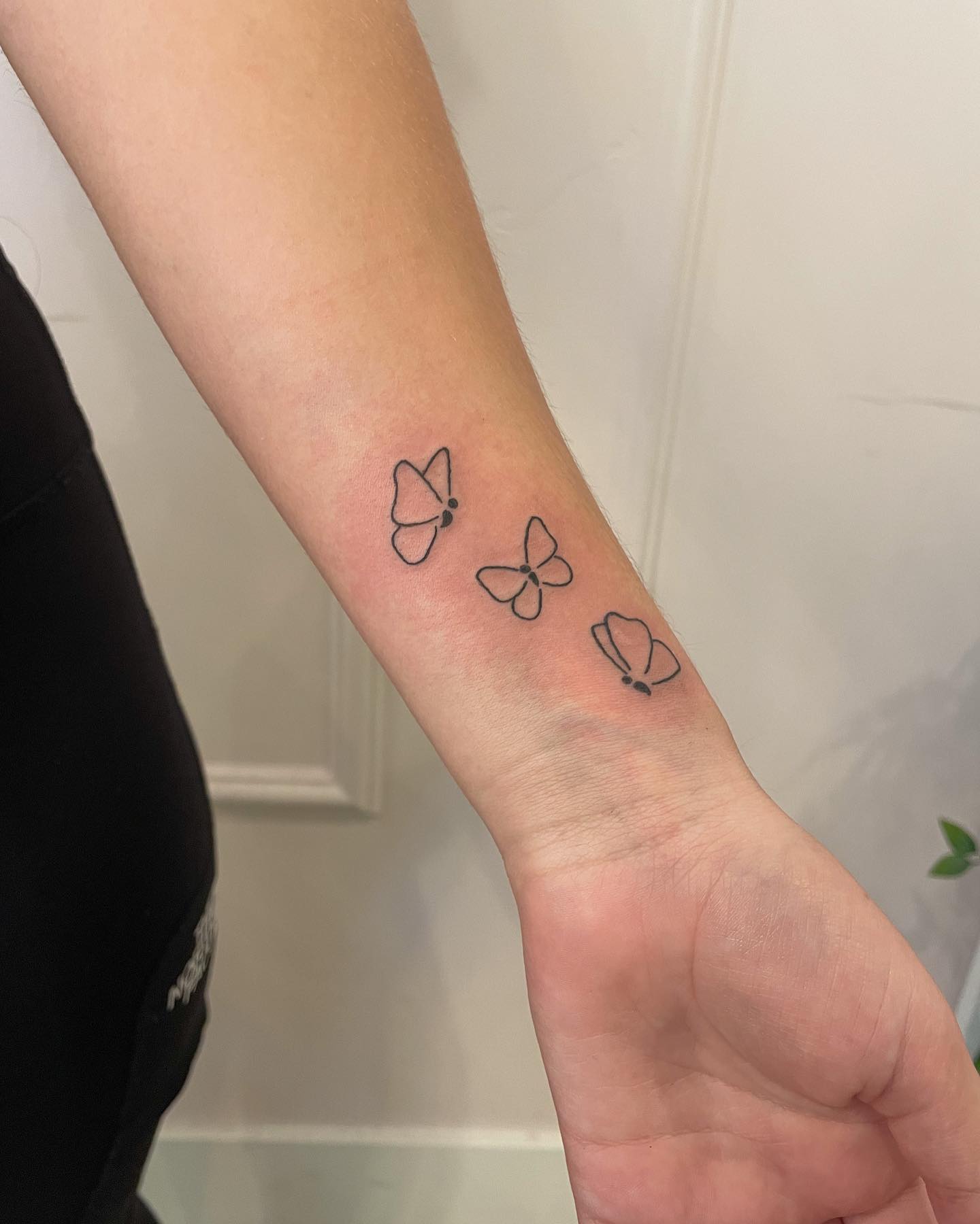 tatuagem minimalista de borboleta