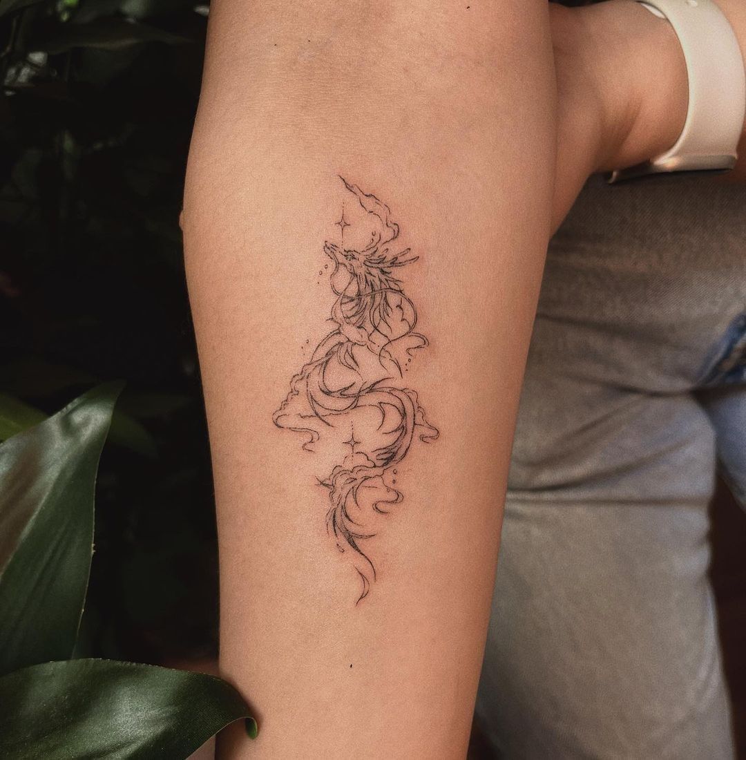 tatuagem feminina de dragão