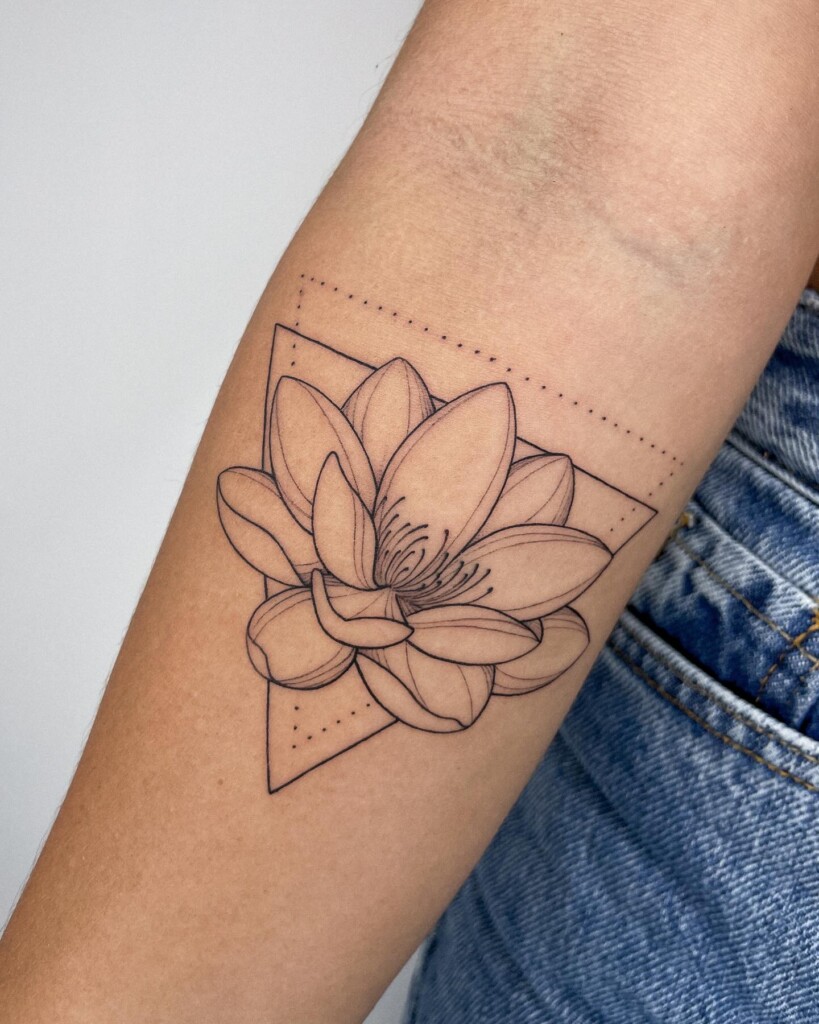 tatuagem feminina flor de lótus