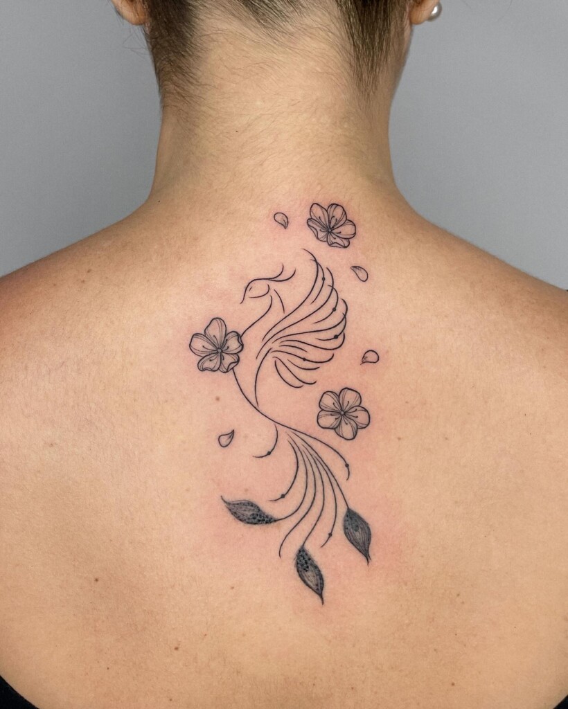 tatuagem feminina delicada fênix