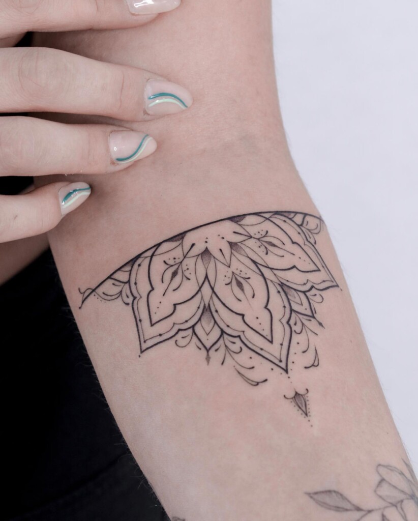tatuagem feminina delicada mandala