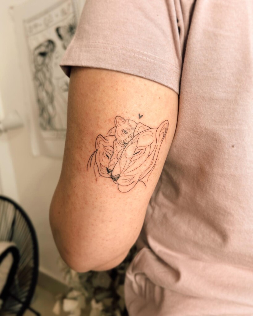tatuagem leoa e filhotes