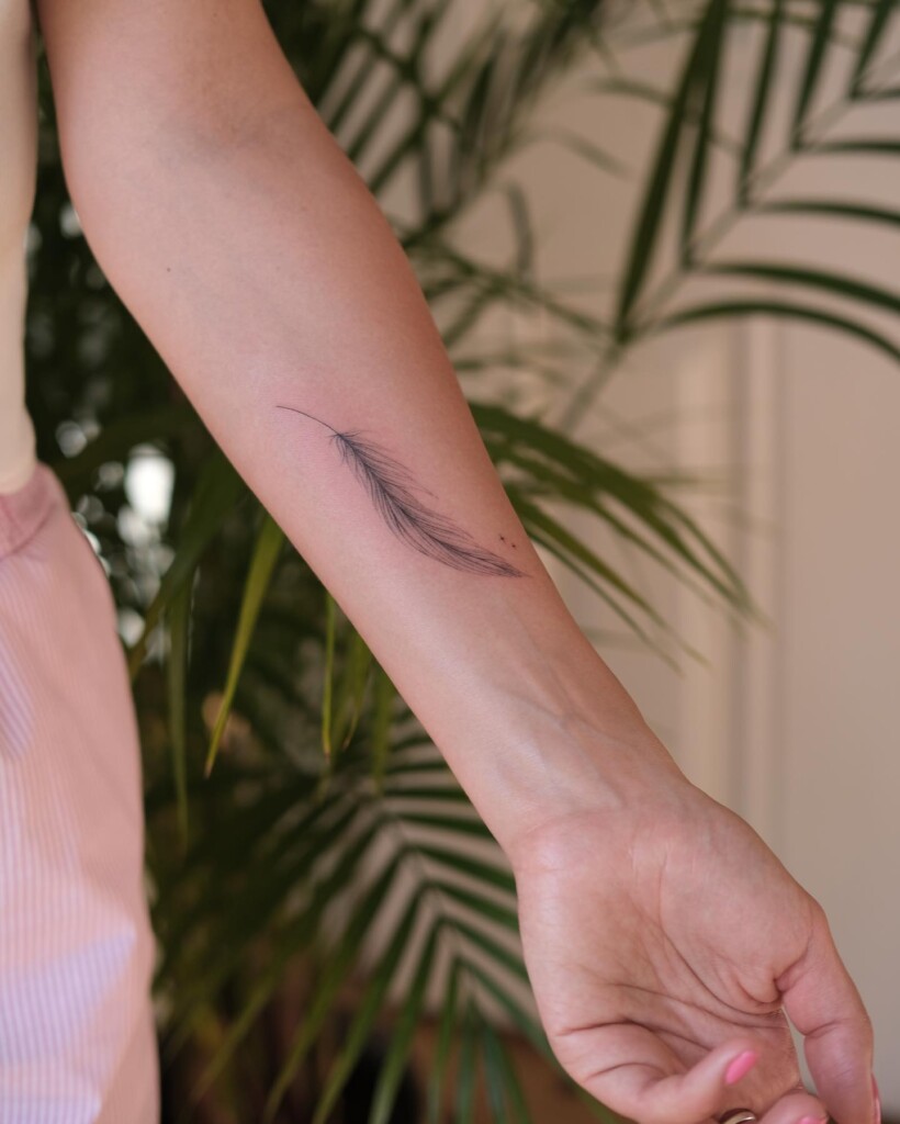 tatuagem feminina pena