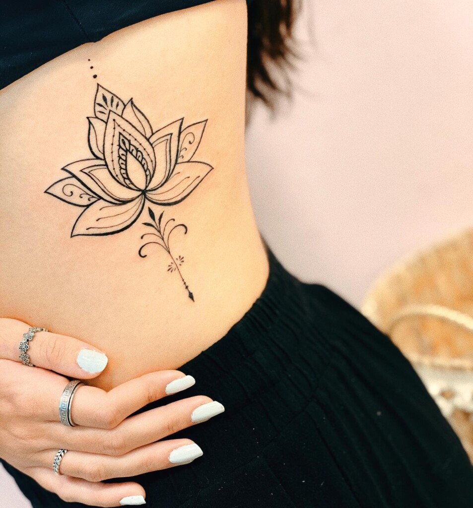 tatuagem feminina flor de lótus