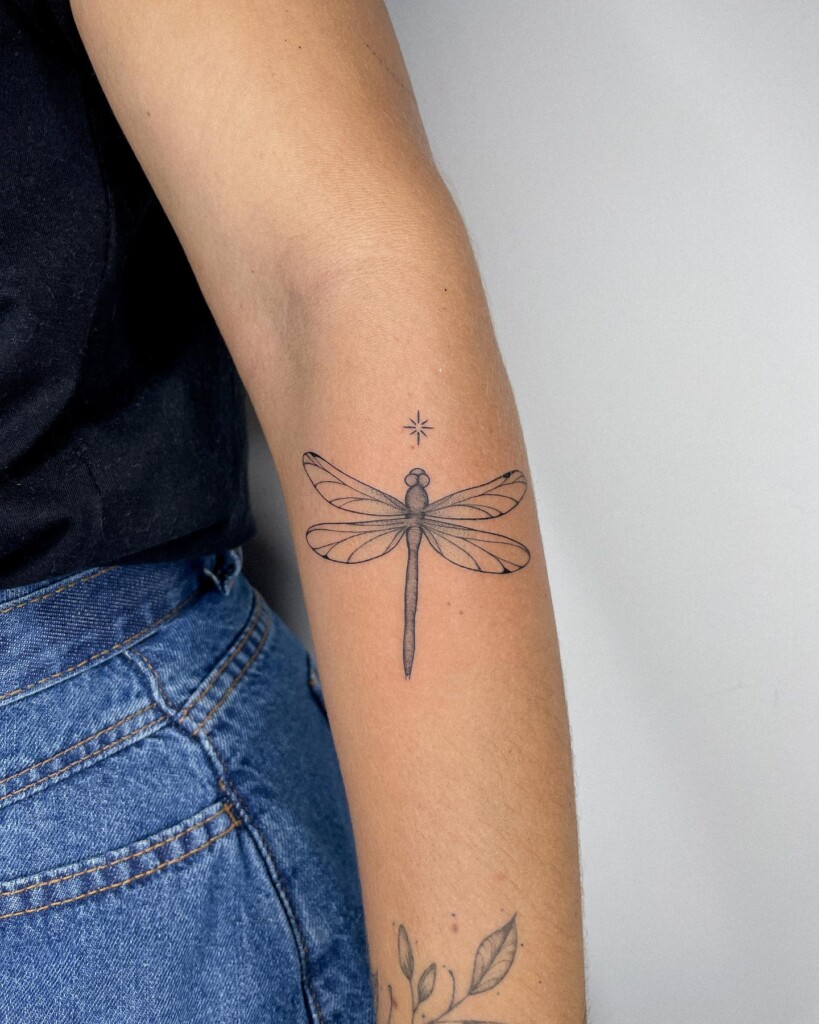 tatuagem feminina delicada libélula