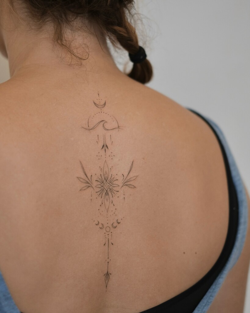 tatuagem feminina nas costas