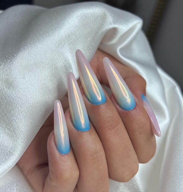 unhas acrigel branca e azul