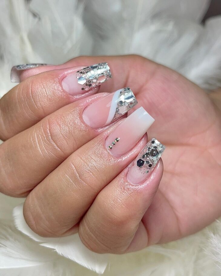 unhas encapsuladas com glitter