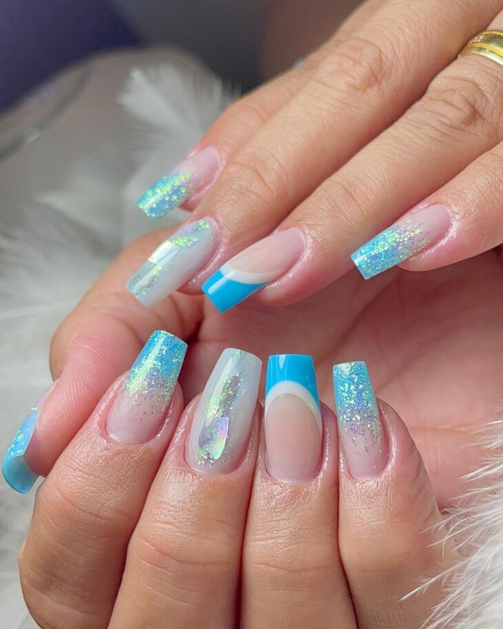 unhas encapsuladas com glitter azul