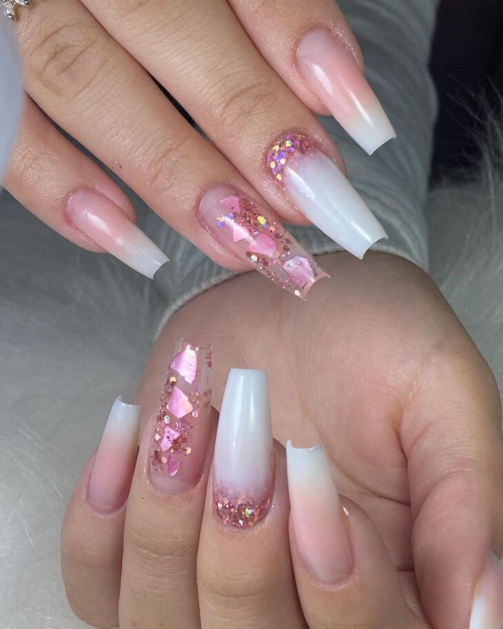 unhas encapsuladas com glitter 64