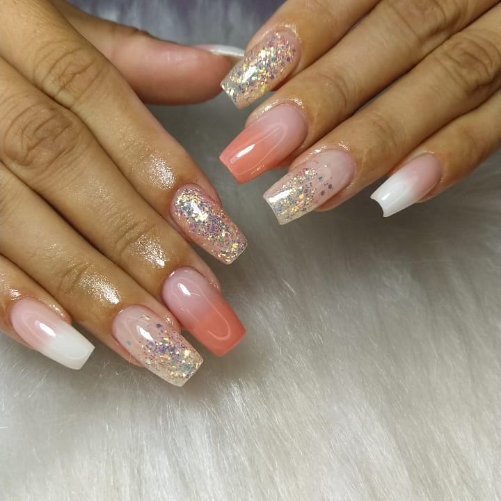 unhas encapsuladas com glitter 65