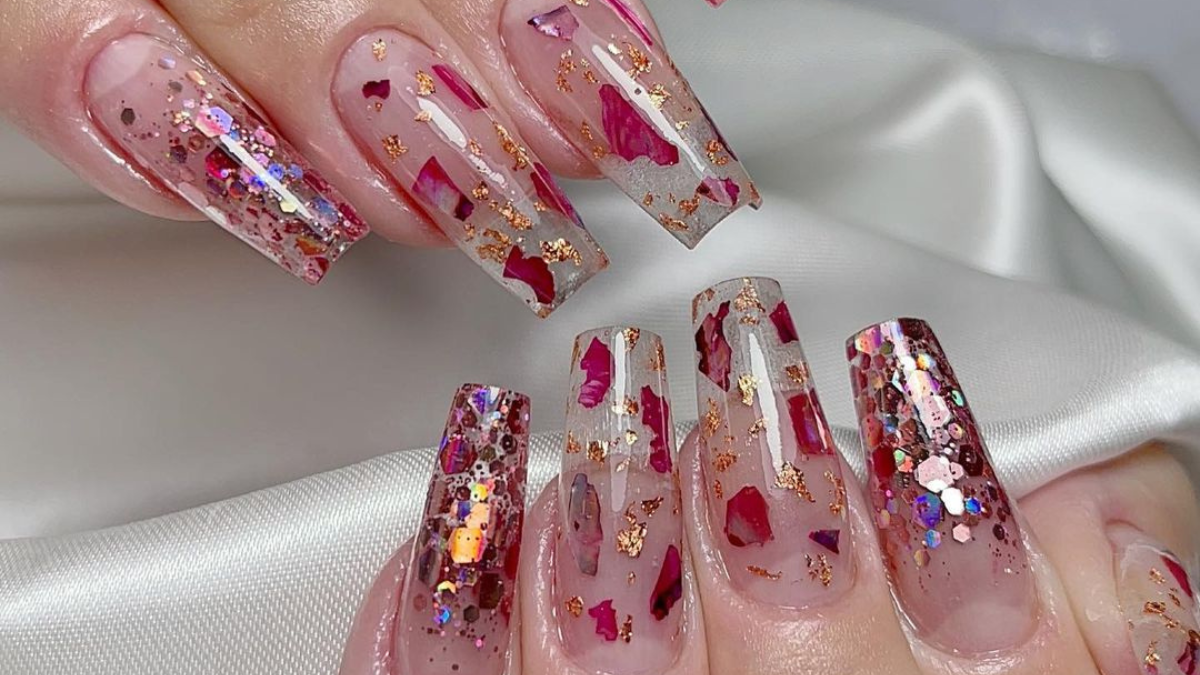 Unhas encapsuladas com glitter