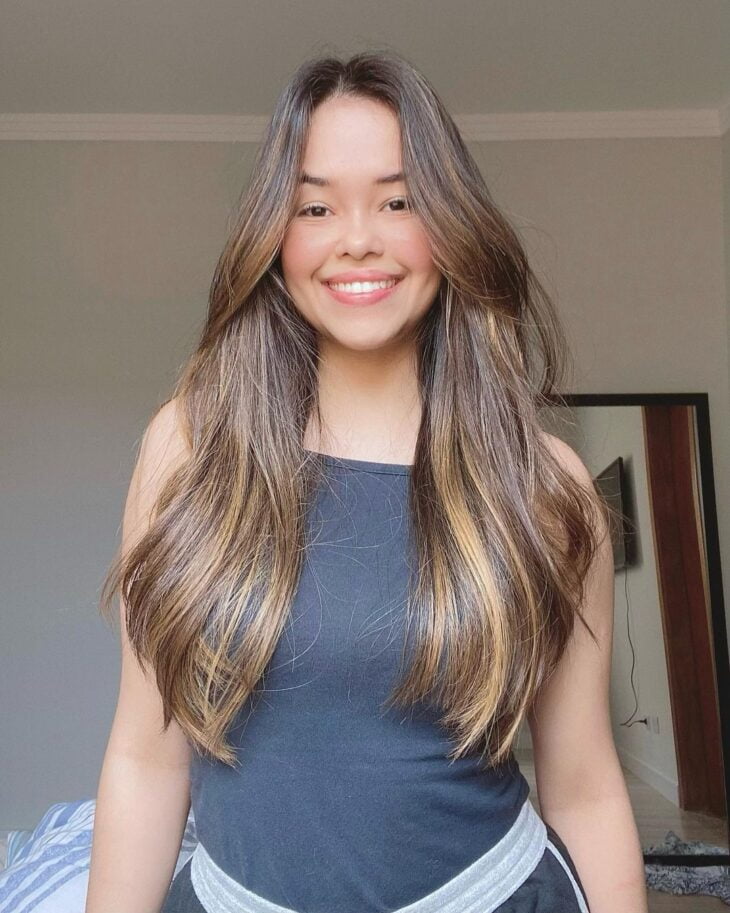 morena iluminada em cabelo liso 44