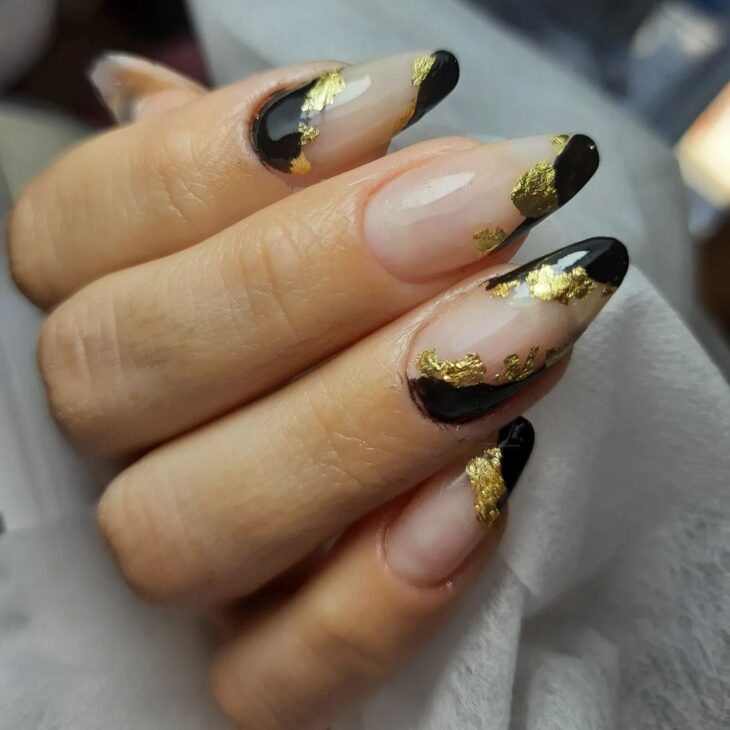 Unhas almond decoradas pretas