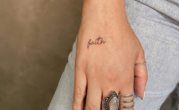 tatuagem feminina no braço 91