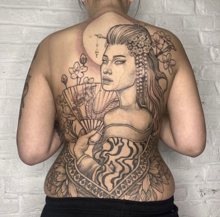 tatuagem nas costas feminina 84