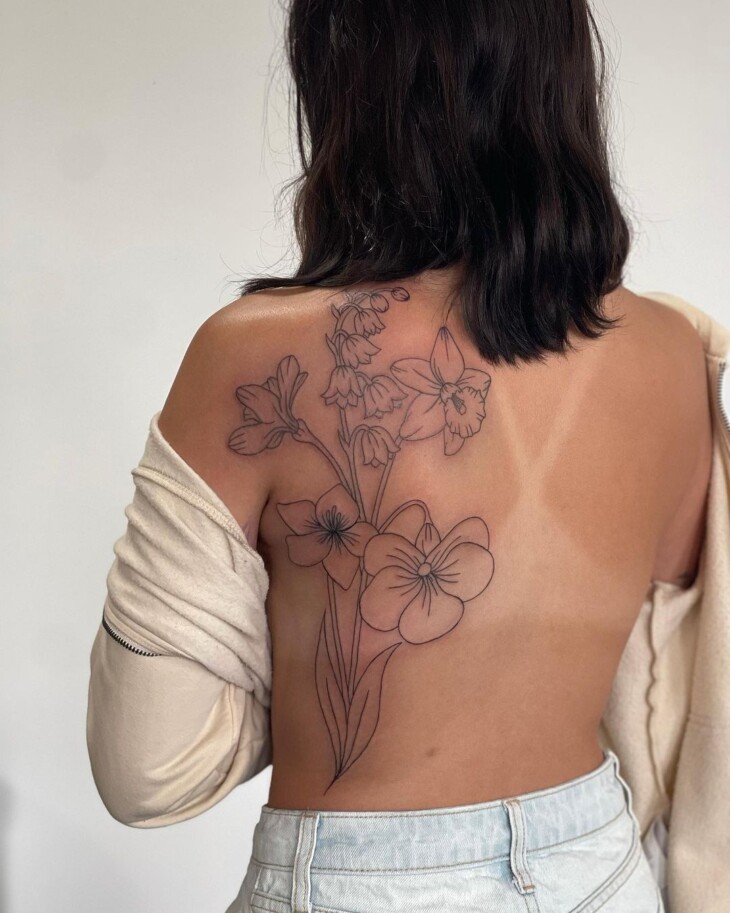 tatuagem nas costas feminina