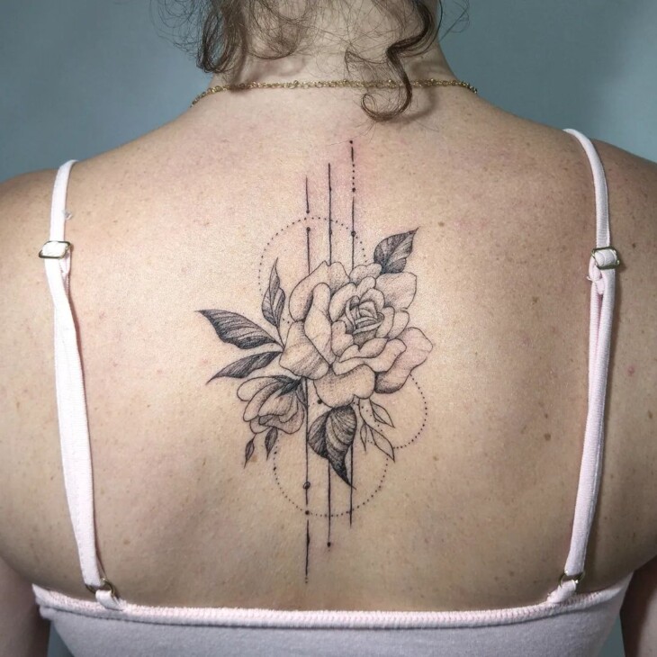 tatuagem nas costas feminina 119