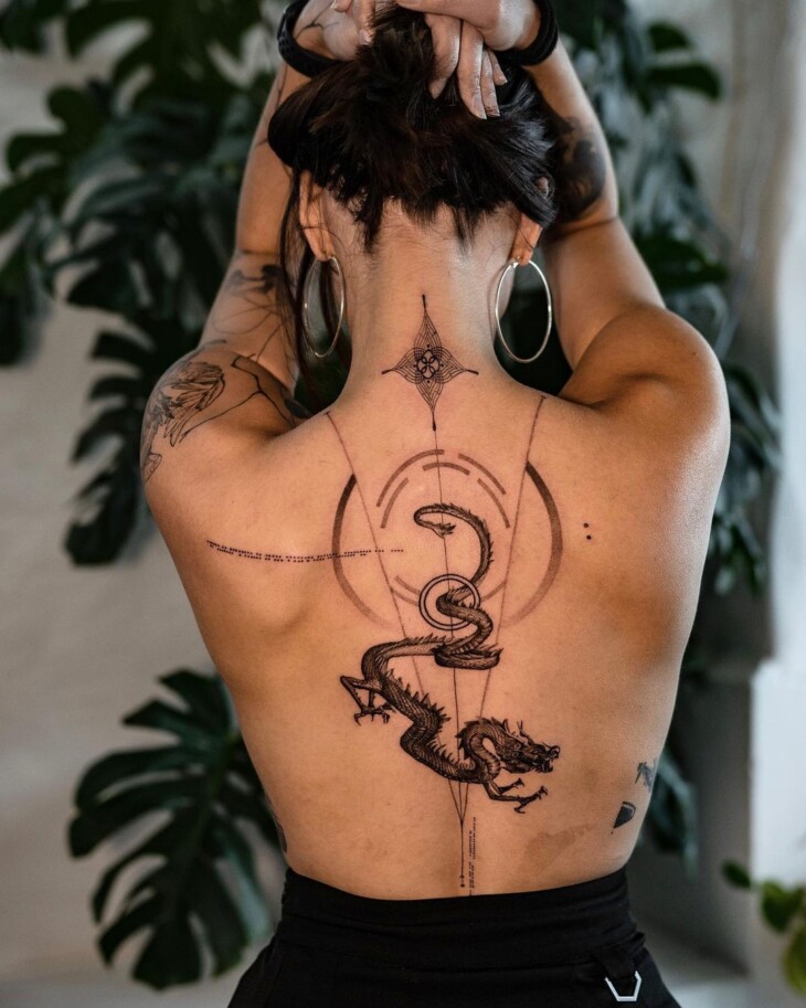 tatuagem nas costas feminina 75