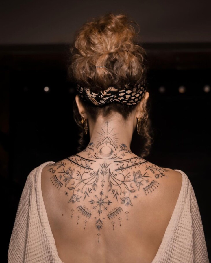 tatuagem nas costas feminina 76