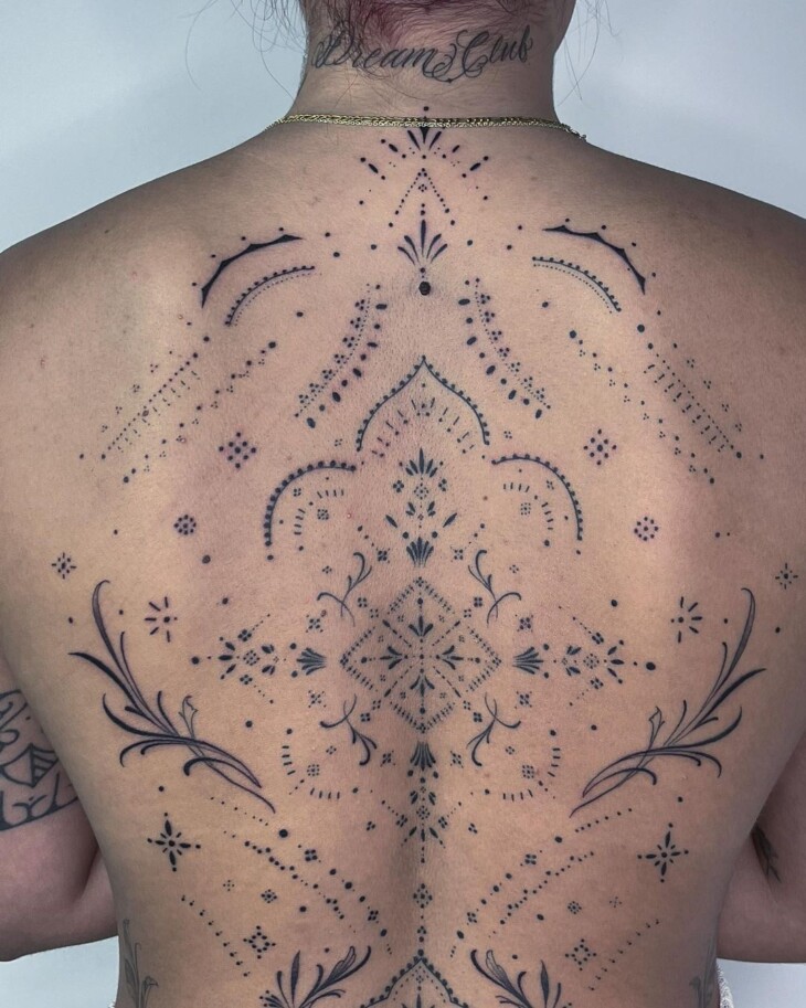 tatuagem nas costas feminina 77