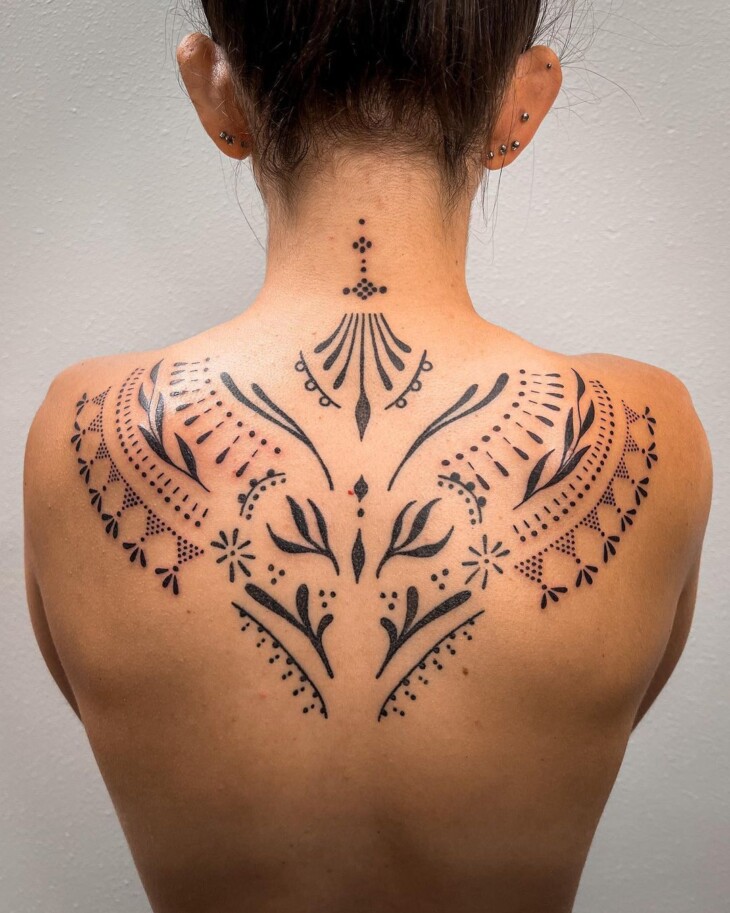 tatuagem nas costas feminina 78