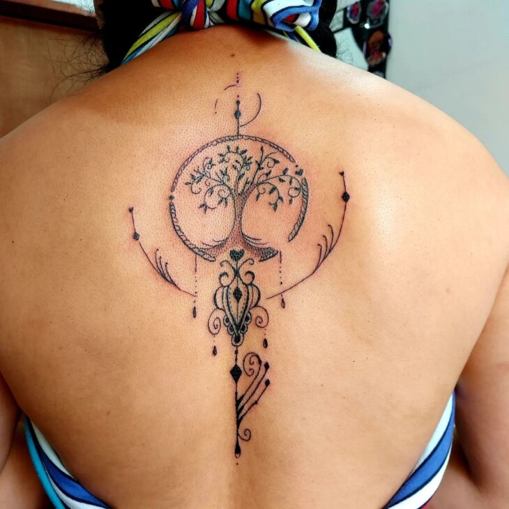 tatuagem nas costas feminina 82