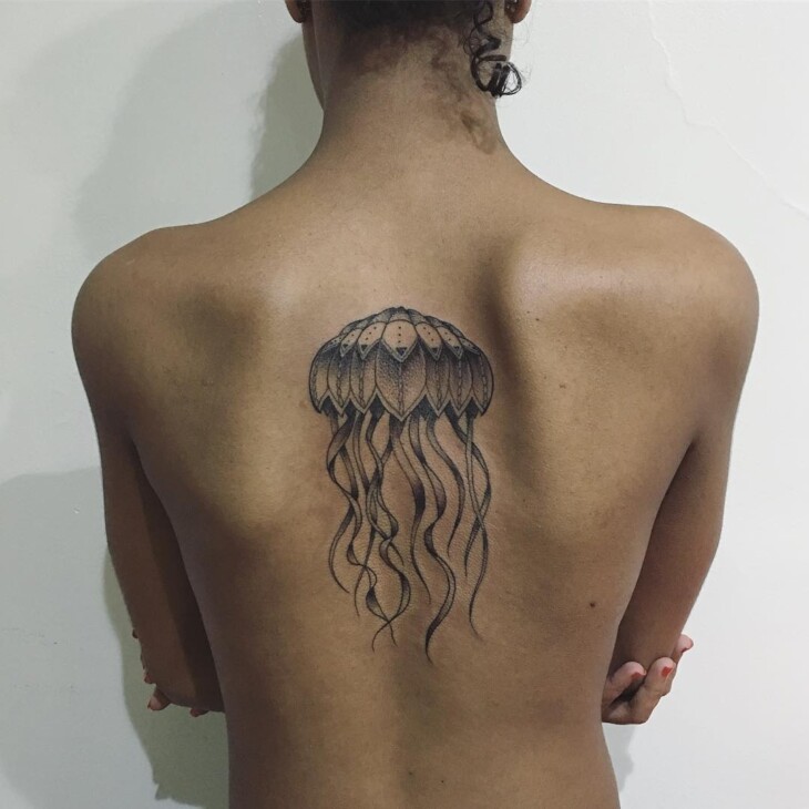 tatuagem nas costas feminina 67