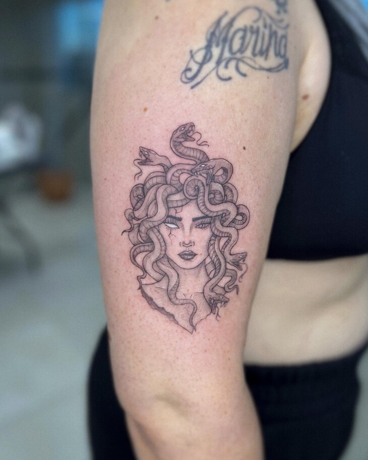 tatuagem feminina no braço 79