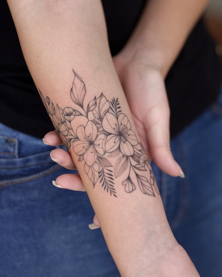 tatuagem feminina no braço 111