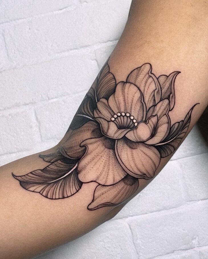 tatuagem feminina no braço 112