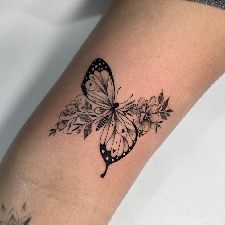 tatuagem feminina no braço 125
