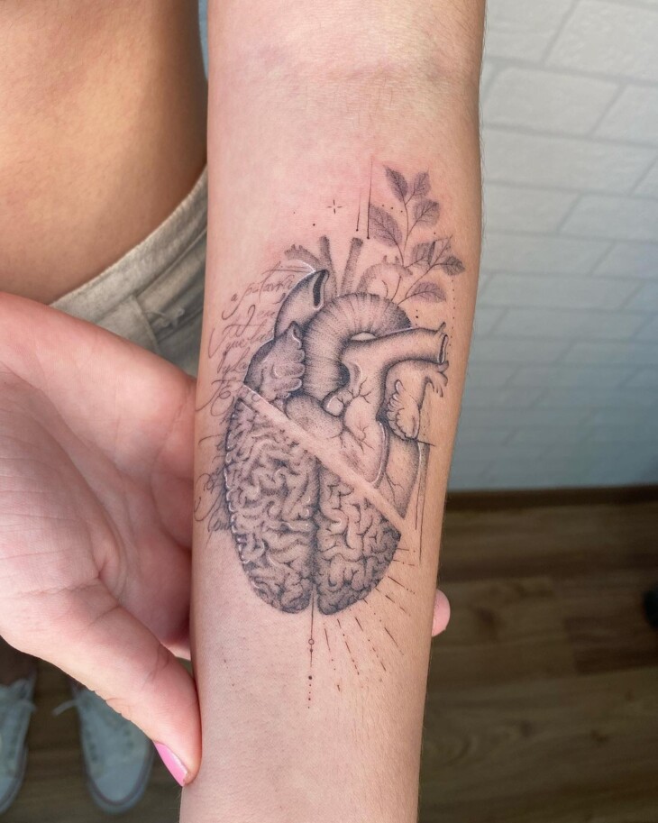 tatuagem feminina no braço 132
