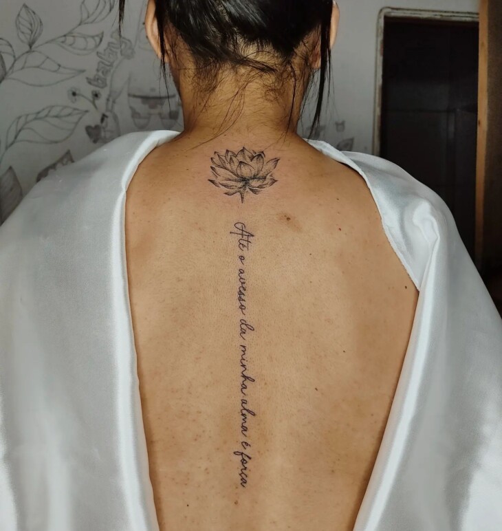 tatuagem nas costas feminina