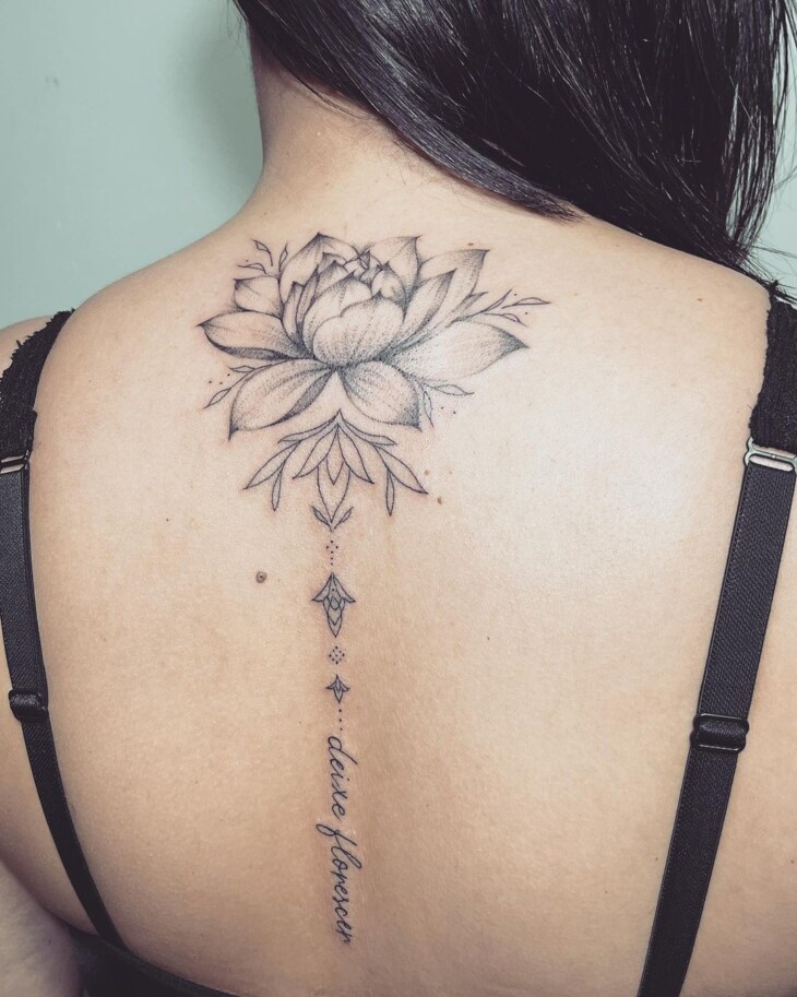 tatuagem nas costas feminina 110