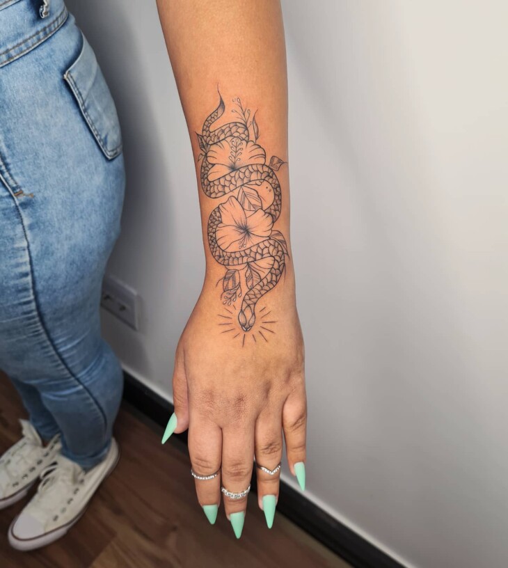 tatuagem feminina no braço 133