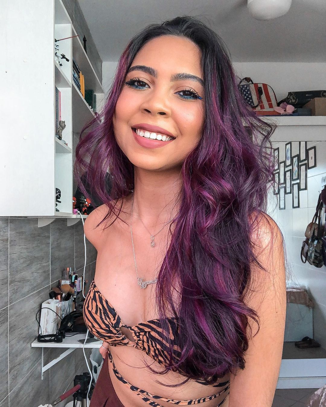 cabelo com mechas rosas