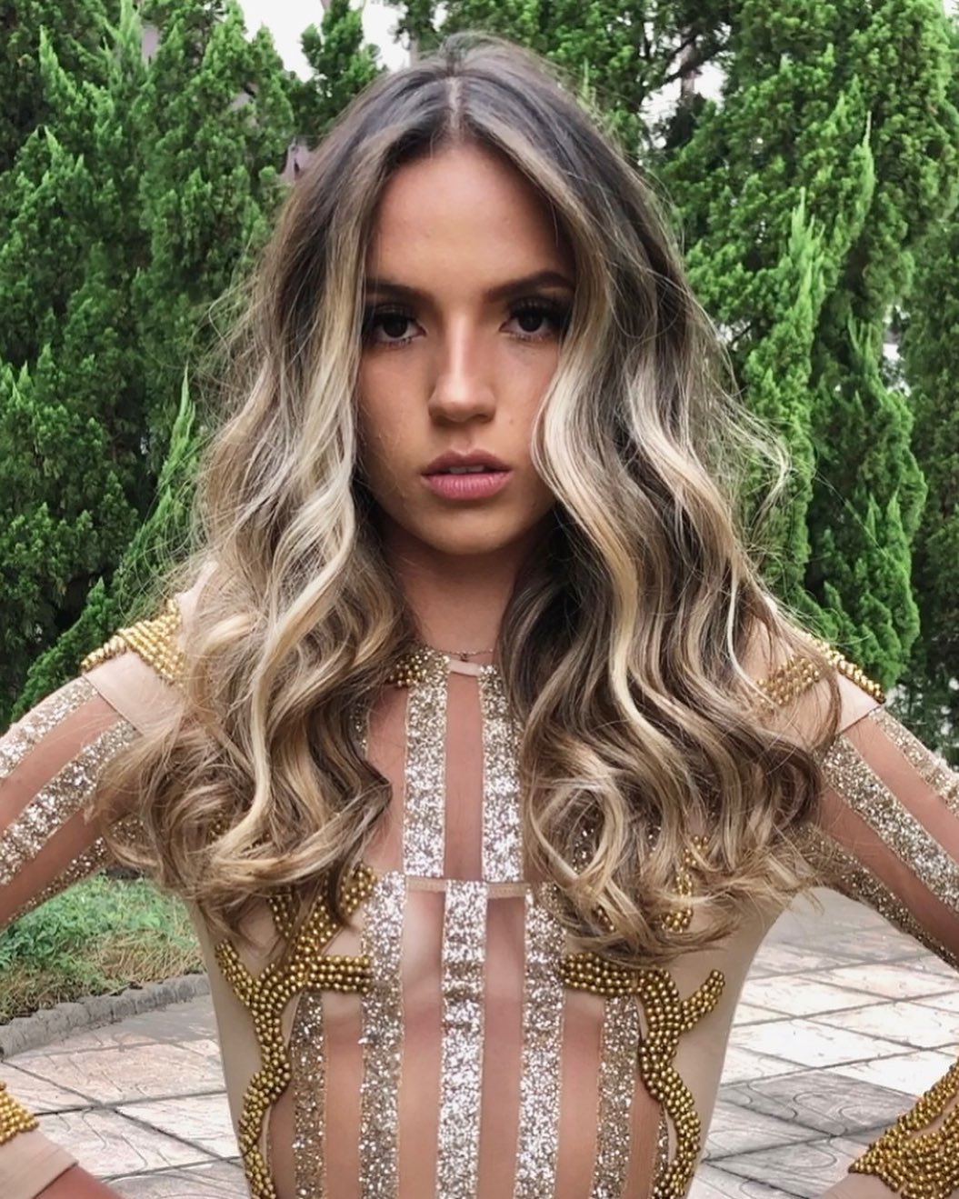 cabelo com mechas loiro perolado