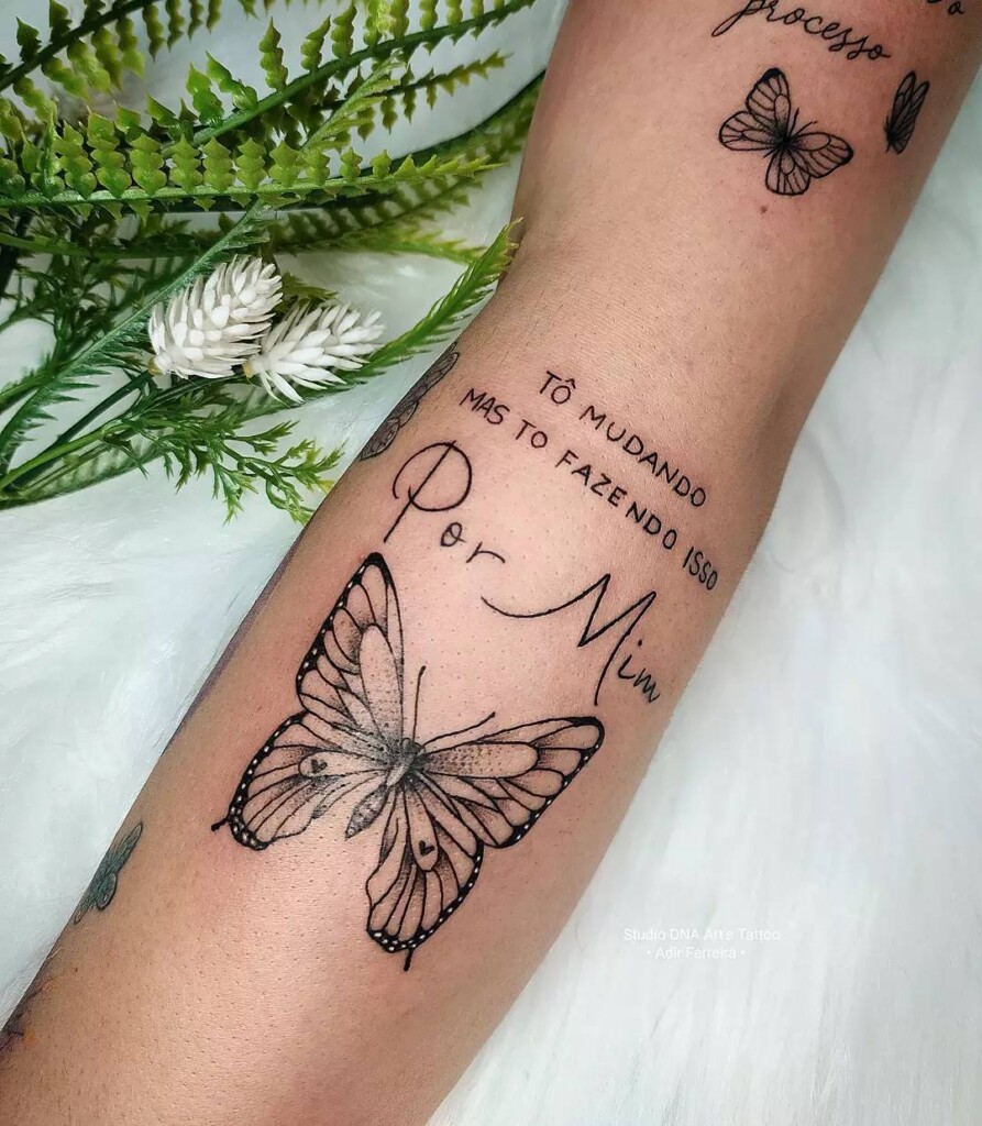 tatuagem com frase e borboletas