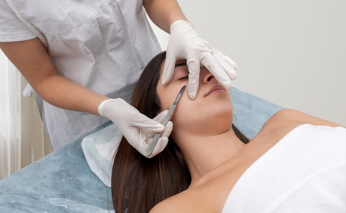 Dermaplaning: benefícios, indicações e dúvidas respondidas